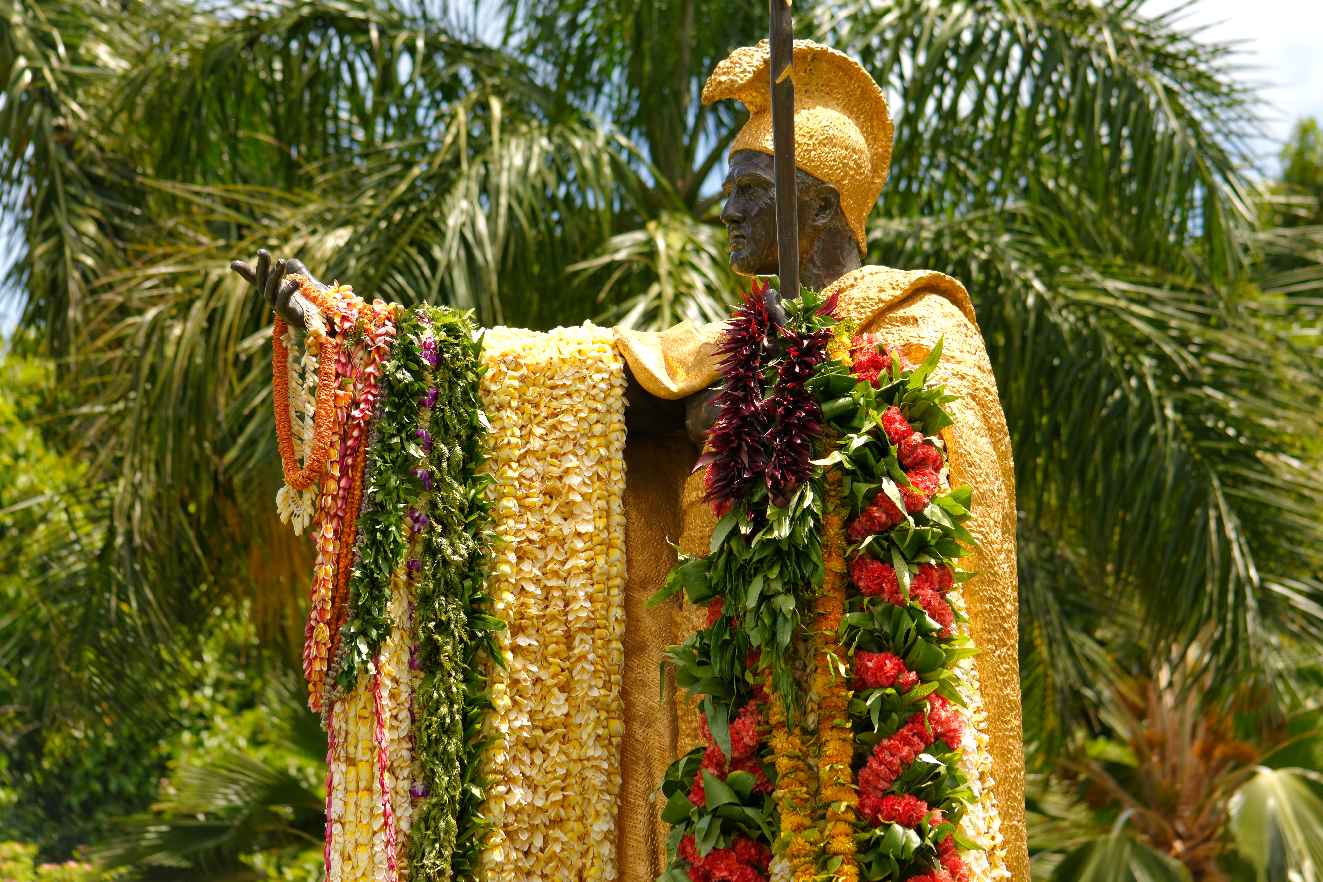 King Kamehameha Statue - Leis Closeup by Daniel Ramirez is licensed under CC BY 2.0