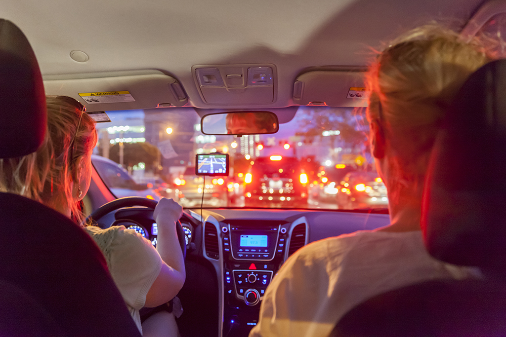 friends-driving-in-town