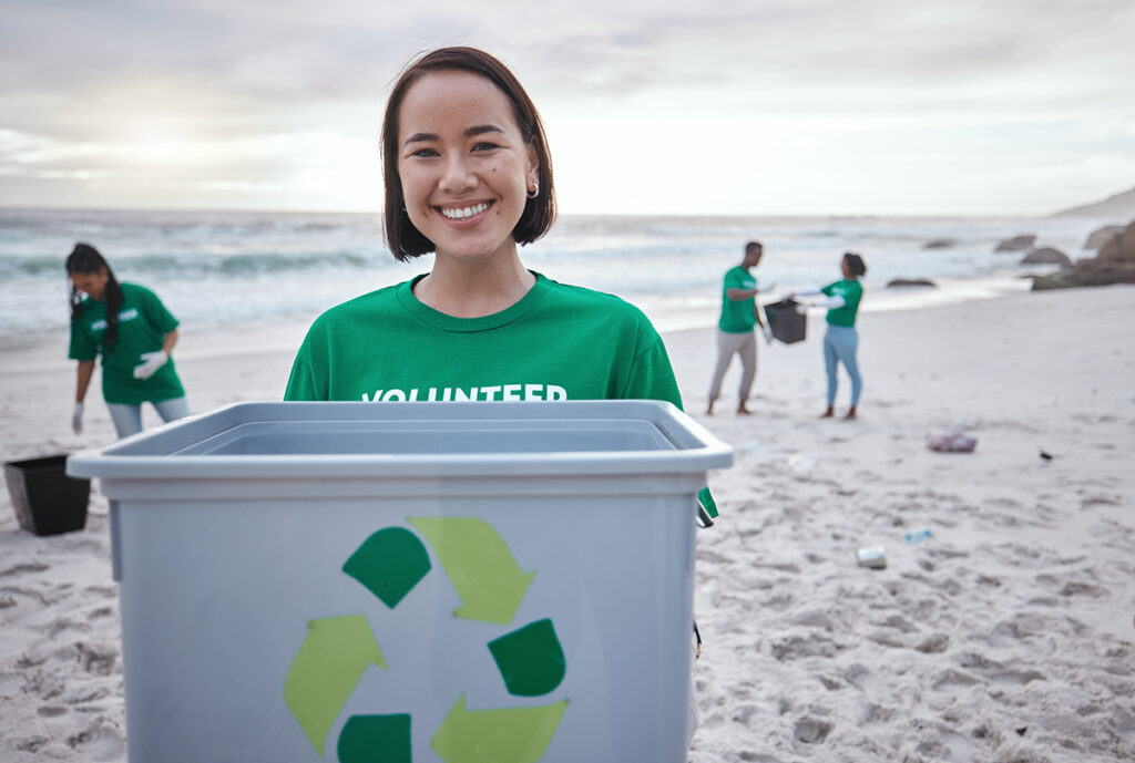 volunteer-in-hawaii-beach