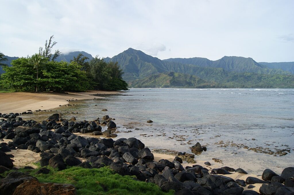 Hanalei Bay view from Puu Poa Beach, Kauai — curved shoreline, turquoise waters, and lush mountain backdrop on Hawaii’s North Shore. 